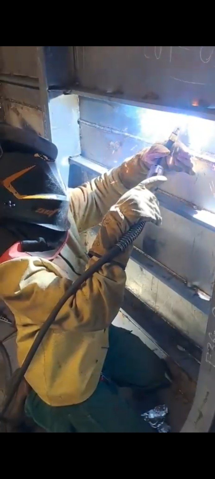 Home Operatore impegnato nella saldatura con maschera e guanti